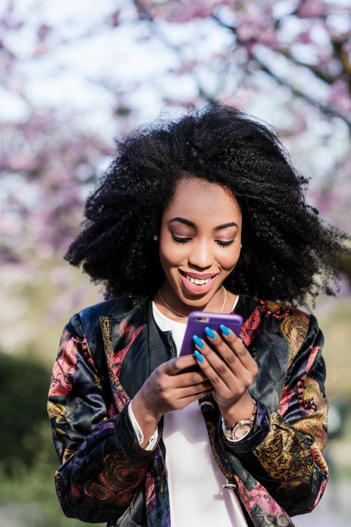 She phones. Smiling woman фильм. Black women celebrating. Smak 1978 - Black Lady. Confused Black woman Phone.