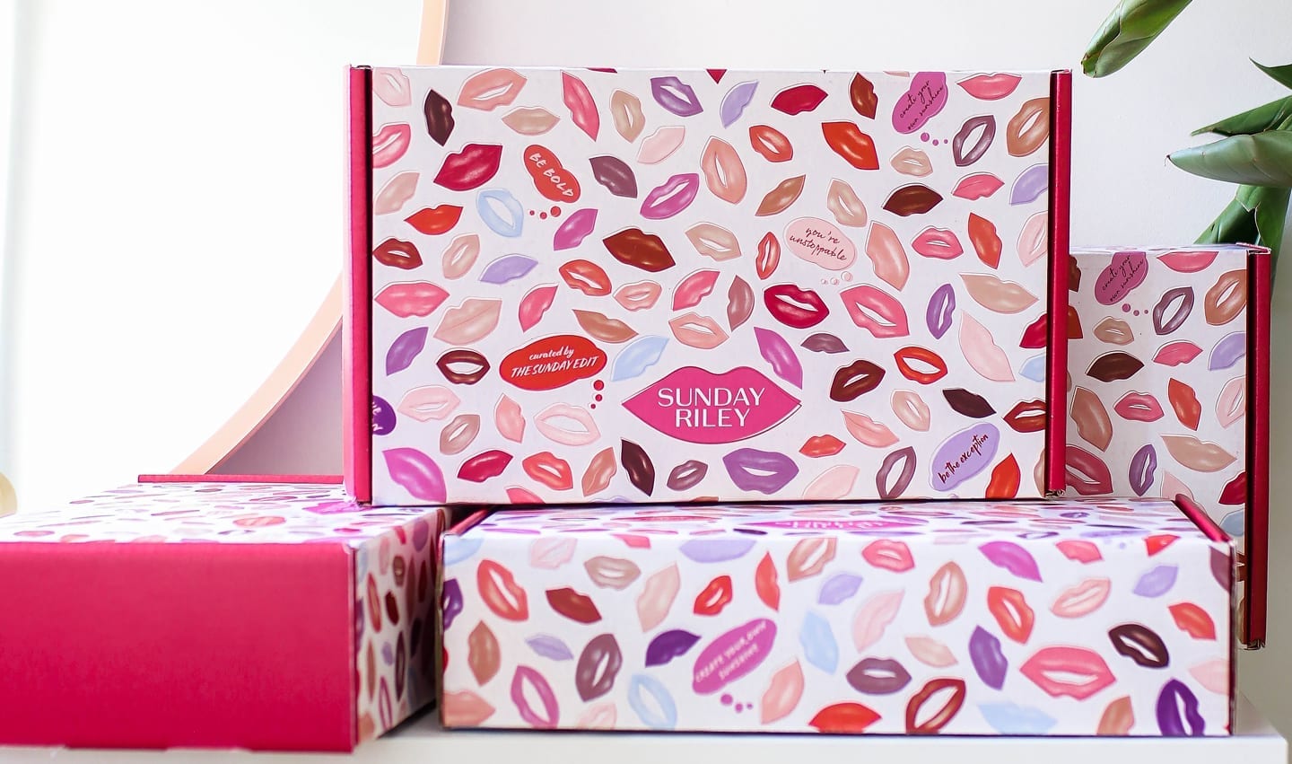Multiple boxes with a lip pattern.
