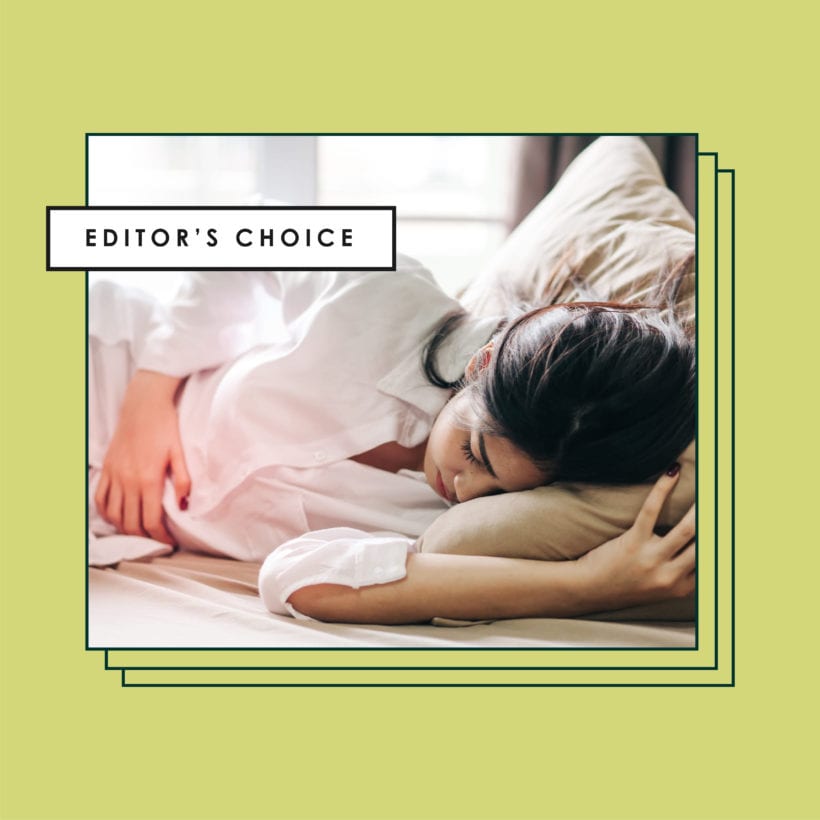 Women have abdominal pain because of menstruation. She was lying in bed and holding her stomach. Her expression shows the pain. (Women have abdominal pain because of menstruation. She was lying in bed and holding her stomach. Her expression shows the