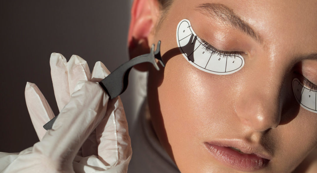 woman getting a lash lift