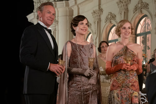(l to r) Hugh Bonneville and Elizabeth McGovern star as Robert and Cora Grantham and Laura Carmichael as Lady Edith Hexham in DOWNTON ABBEY: A New Era