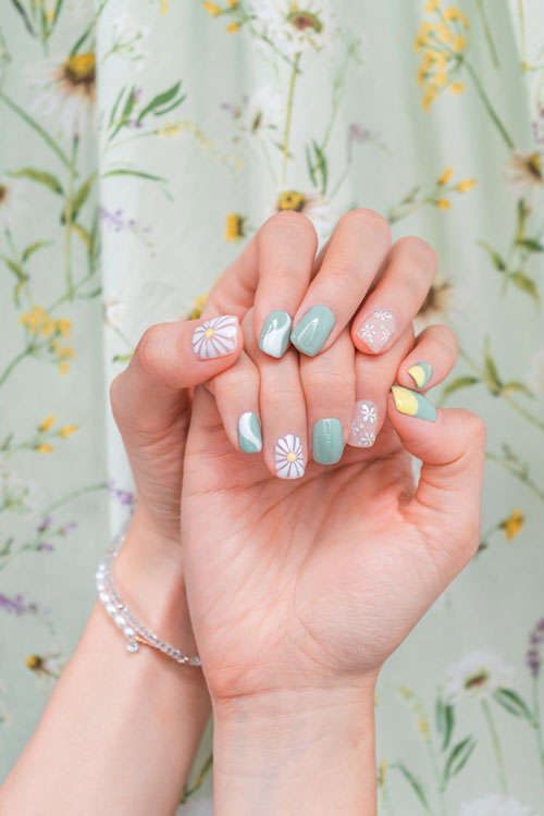Not Your '80s Press-Ons: Why the Press-On Manicure Trend Is a Must-Try -  Sunday Edit