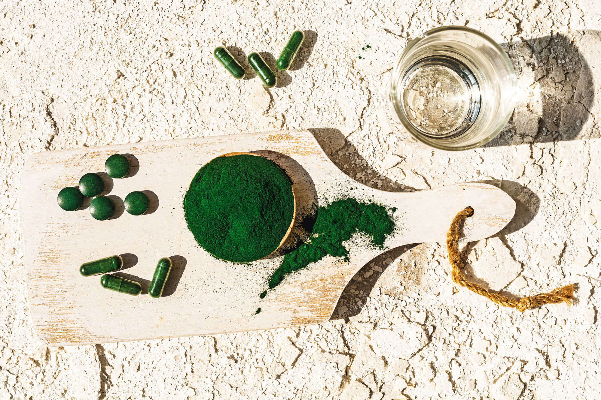 Green powder, pills and capsules